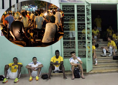 Các cầu thủ Thanh Hóa không dám ra về vì bị CĐV Sài Gòn FC truy kích