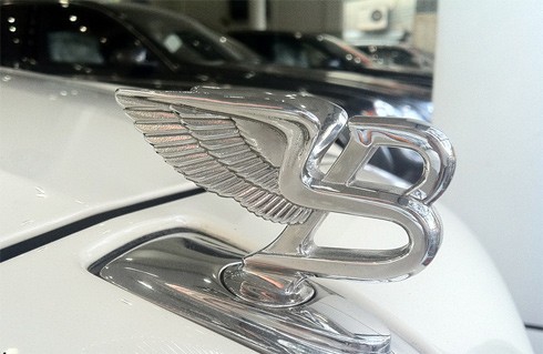 Biểu tượng chữ B có cánh trên mui xe Bentley