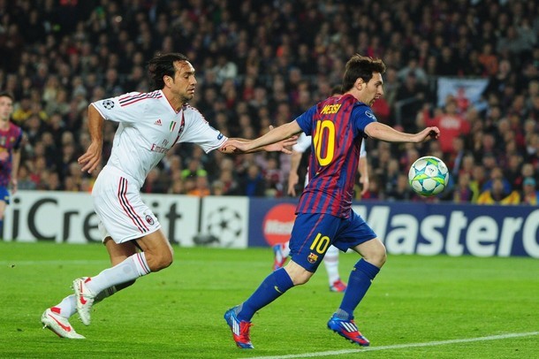 Nesta lại mắc lỗi trong tình huống Milan bị thổi phạt đền và Messi nâng tỷ số lên 2-1.