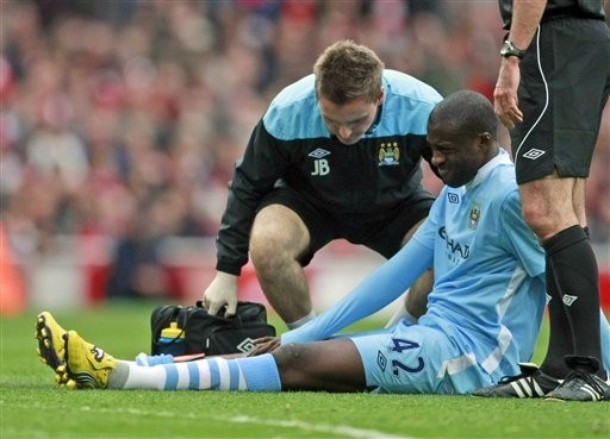 Manchester City chịu tổn thất lớn khi Yaya Toure phải rời sân vì chấn thương