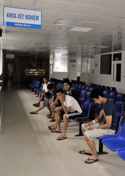 Các cầu thủ SHB Đà Nẵng may mắn không bị ngộ độc đến thăm đồng đội