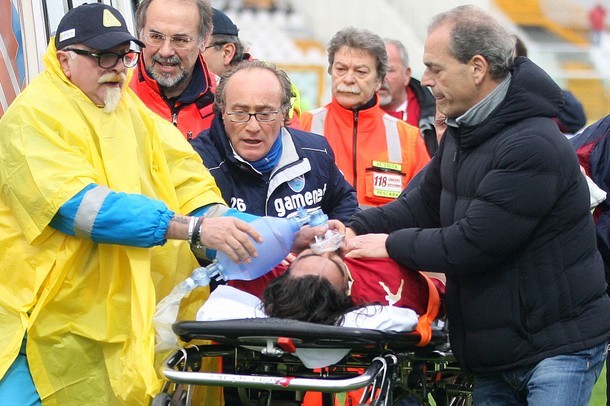 Piermario Morosini được đưa tới bệnh viện