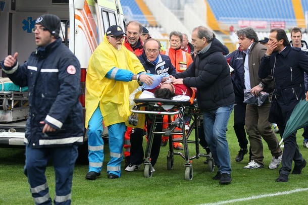 Piermario Morosini được đưa tới bệnh viện