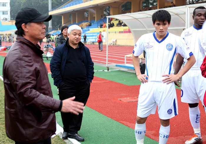 Trên sân cỏ V-League, bầu Kiên đã chiêu mộ thành công tiền đạo Lê Công Vinh với một vụ 'kẻ kèo' lịch sử.(ảnh VSI)