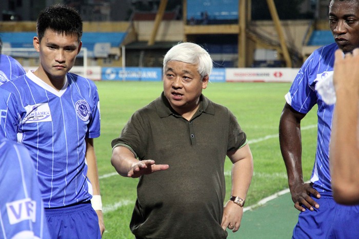 Đã có lúc ông Nguyễn Đức Kiên sắm vai Huấn luyện viên của CLB Hà Nội.(ảnh VSI)