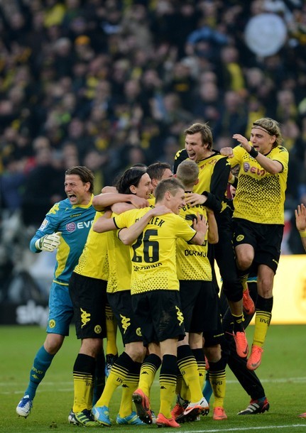 Các cầu thủ Dortmund bắt đầu ăn mừng chức vô địch