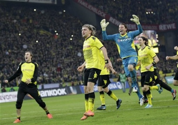 Các cầu thủ Dortmund bắt đầu ăn mừng chức vô địch