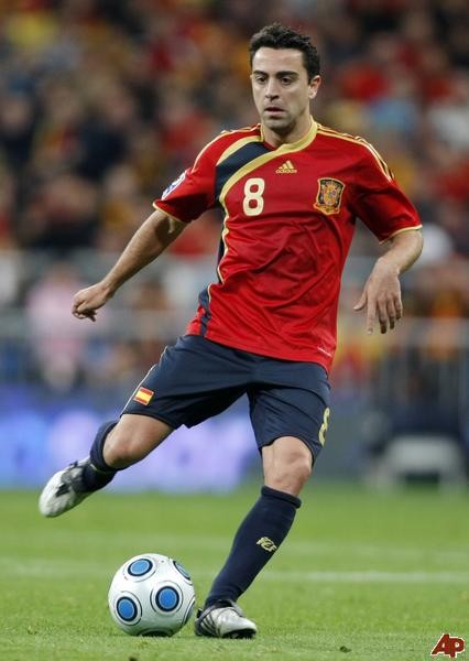 Dù đã sa sút rất nhiều nhưng Xavi vẫn là "Trái tim" của các nhà ĐKVĐ Tây Ban Nha, tiền vệ Barca là cầu thủ có tỷ lệ chuyền bóng thành công lên đến 93.3%. Muốn bảo về thành công ngôi vô địch Tây Ban Nha trông cậy rất nhiều vào nhà kiến thiết đại tài này.