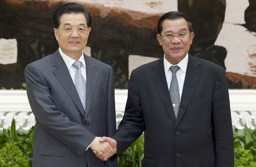 Chủ tịch Hồ Cẩm Đào và Thủ tướng Hun Sen gặp nhau ngay trước thềm hội nghị ASEAN