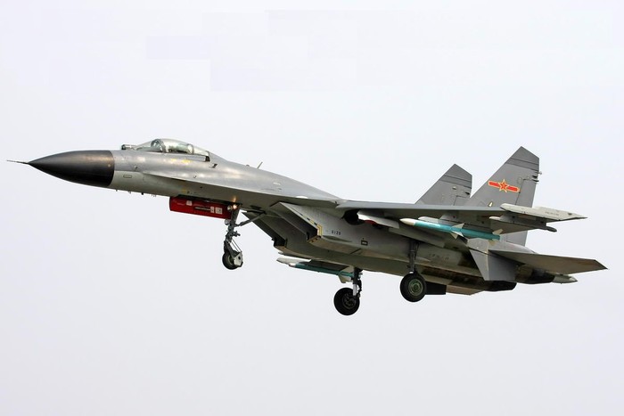 Máy bay chiến đấu J-11 của Trung Quốc được cho là giống với Su-27 của Nga