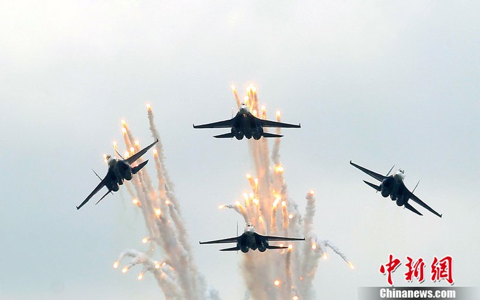 Máy bay chiến đấu của Nga trình diễn màn nhào lộn