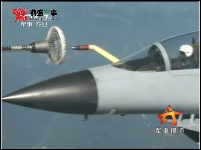 Mục quân sự của Đài truyền hình Trung ương Trung Quốc CCTV mới đây đã ghi lại toàn bộ quá trình huấn luyện thực hành tiếp nhiên liệu trên không của máy bay chiến đấu J-10.