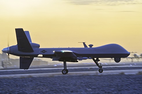 Máy bay chiến đấu F-22 và UAV MQ-9 Predator của Mỹ