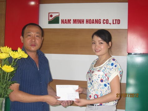 Ông Hoàng Tuấn Minh (trái) - Giám đốc Công ty TNHH Nam Minh Hoàng cho biết những món quà này là tấm lòng của công ty TNHH Nam Minh Hoàng dành riêng cho những học sinh đang phải điều trị của lớp học Nhân ái.