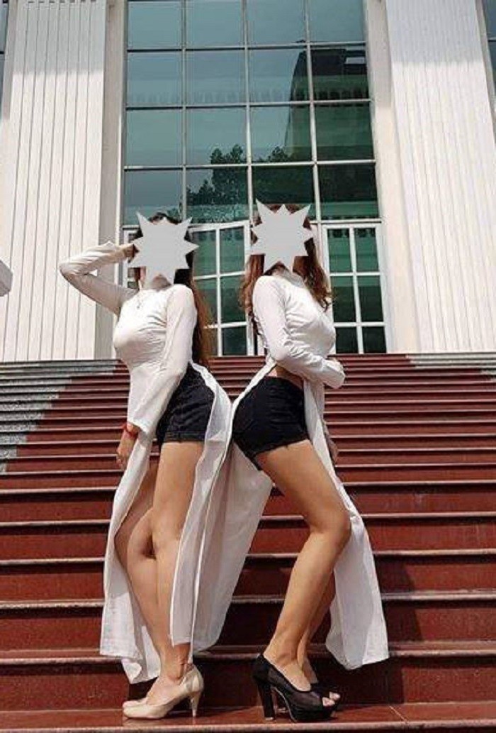 Hình ảnh của hai nữ sinh Đại học Sư Phạm Thành phố Hồ Chí Minh bị dư luận ném đá