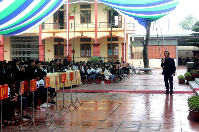 Giáo sư Nguyễn Lân Dũng say sưa chia sẻ với hơn 1000 em học sinh cùng các thầy cô (Ảnh Vũ Ninh)