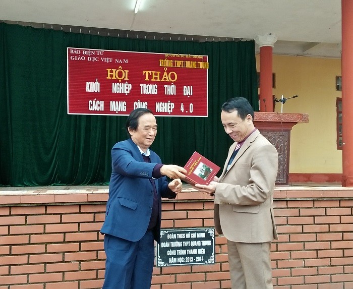Giáo sư Nguyễn Lân Dũng tặng sách cho các thầy cô (Ảnh: Vũ Ninh)