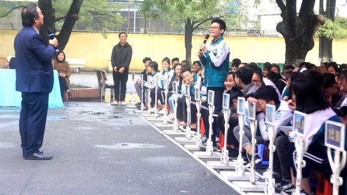 Giáo sư Nguyễn Lân Dũng hỏi đáp cùng các em học sinh Trường Trung học Phổ Thông Nhị Chiểu (Ảnh: Vũ Ninh)