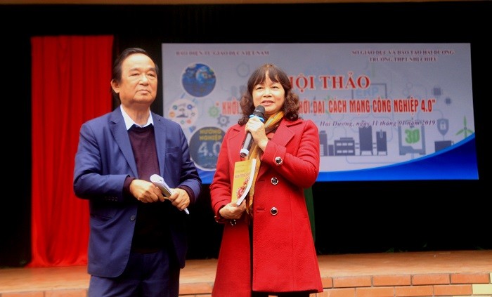 Giáo sư Nguyễn Lân Dũng tặng sách cho thầy cô trong trường (Ảnh: Vũ Ninh)