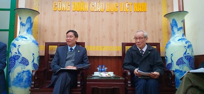 Giáo sư Trần Hồng Quân (phải) và Tiến sĩ Vũ Minh Đức (trái) thảo luận về vấn đề tiền lương của giáo viên (Ảnh: Vũ Ninh)
