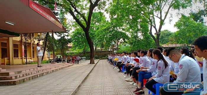 Giáo sư Nguyễn Lân Dũng truyền lửa cho các em học sinh trường Trung học Phổ thông Phong Châu (Ảnh: Vũ Ninh)