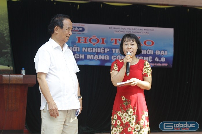 Giáo sư Nguyễn Lân Dũng tặng sách cho giáo viên trường cấp 3 Phong Châu (Ảnh: Vũ Ninh)