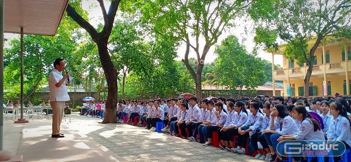 Giáo sư Nguyễn Lân Dũng chia sẻ với học sinh trường cấp 3 Phong Châu (Ảnh: Vũ Ninh)