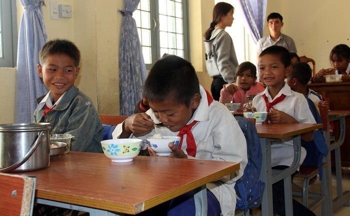 Học sinh vui vẻ với bữa ăn trưa tự túc miễn phí (Ảnh: thanhnien.vn)