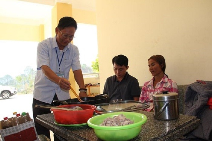 Giáo viên tự tay nấu ăn cho các em học sinh (Ảnh: SGGP.VN)