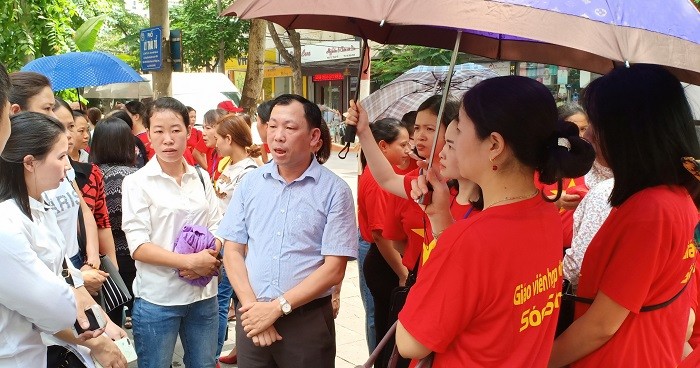 Thầy Nguyễn Viết Tiến đại diện cho giáo viên hợp đồng thị xã Sơn Tây (Ảnh: Vũ Ninh)