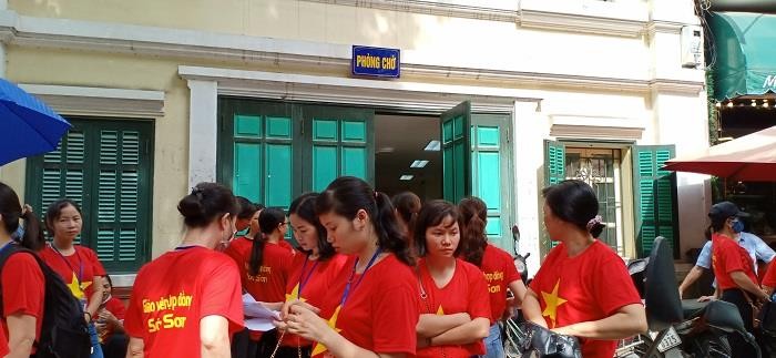 Giáo viên hợp đồng huyện Sóc Sơn có mặt trước cửa phòng chờ &quot;Trụ sở tiếp công dân thành phố Hà Nội&quot; (Ảnh: Vũ Ninh)