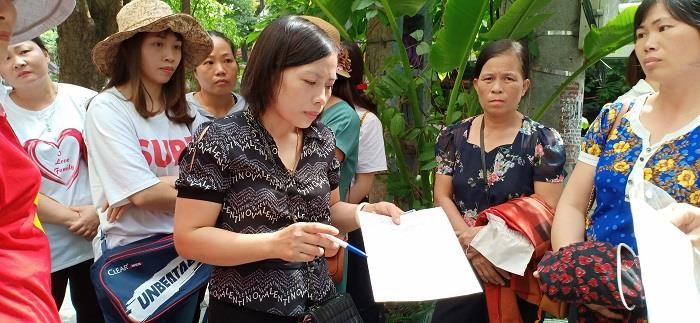 Cô Nguyễn Thị Quy đại diện giáo viên hợp đồng huyện Mỹ Đức soạn đơn kiến nghị (Ảnh: Vũ Ninh)