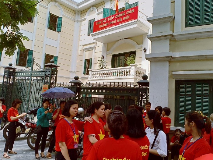 Giáo viên hợp đồng huyện Sóc Sơn đã nhiều lần ra thành phố để kiến nghị nhưng vẫn chưa được giải quyết (Ảnh: Vũ Ninh)