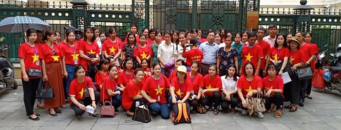Giáo viên hợp đồng 3 huyện và thị xã Sơn Tây xuống Hà Nội để kêu cứu (Ảnh: Vũ Ninh)