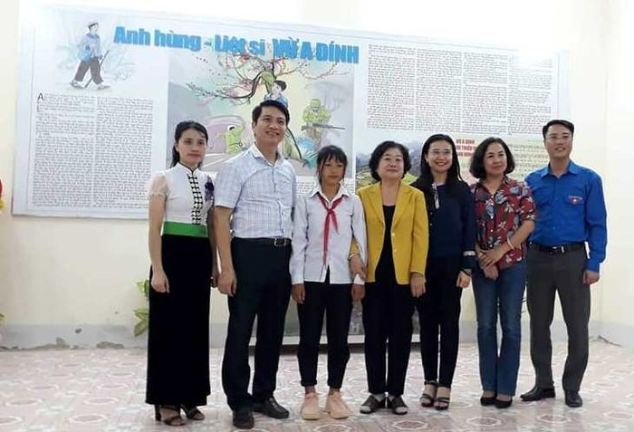 Đoàn Qũy học bổng Vừ A Dính thăm xã Pú Nhung (Ảnh: Tòng Lan)