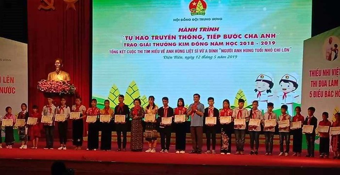 Trao học bổng Vừ A Dính và giải thưởng Kim Đồng tại tỉnh Điện Biên (Ảnh: Vũ Ninh)