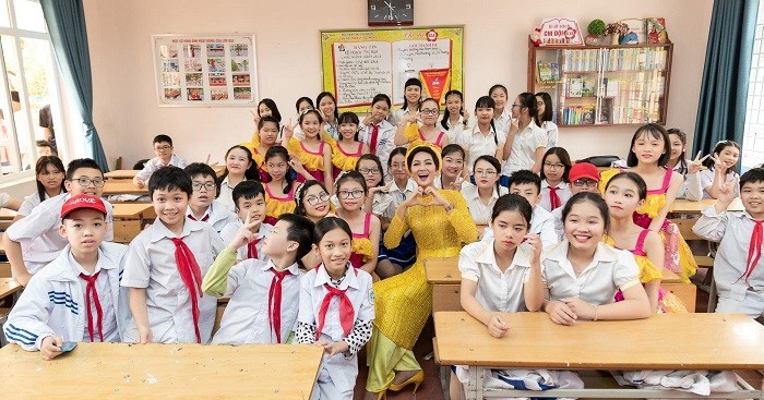 Hoa hậu H‘hen Niê trao học bổng Vừ A Dính cho các em học sinh có hoàn cảnh khó khăn vùng dân tộc thiểu số và hải đảo tỉnh Quảng Ninh (Ảnh: facebook Hoa hậu H‘hen Niê)