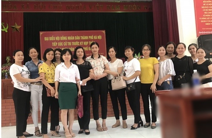Đại diện 256 giáo viên hợp đồng huyện Sóc Sơn tại buổi tiếp xúc cử tri (Ảnh: V.N)