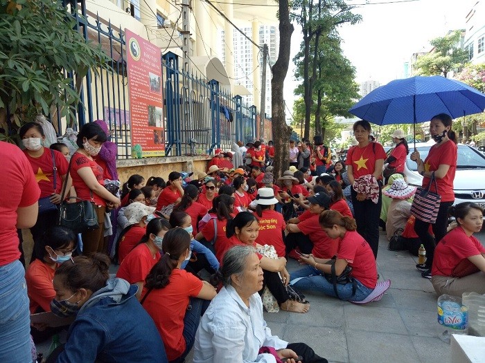 Hơn 200 giáo viên hợp đồng tại các huyện tiếp tục lên Hà Nội kêu cứu (Ảnh: V.N)
