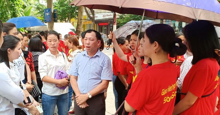 Thầy Nguyễn Viết Tiến đại diện cho hơn 90 giáo viên hợp đồng huyện Sơn Tây mong thành phố có một cơ chế nhân văn (Ảnh: V.N)