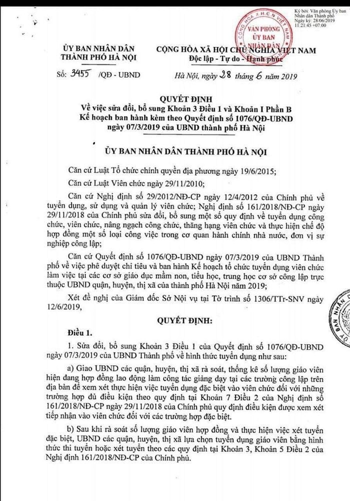 Quyết định xét đặc cách cho các giáo viên hợp đồng đủ điều kiện của Ủy ban Nhân dân thành phố Hà Nội (Ảnh: V.N)