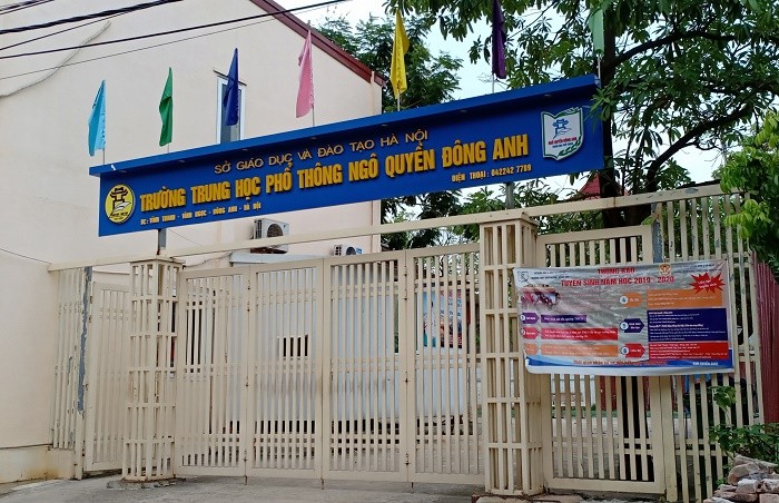 Thông báo tuyển sinh của trường Trung cấp Y - Dược Cộng đồng Hà Nội dán trước cổng trường Trung học Phổ thông Ngô Quyền (Ảnh: N.D)