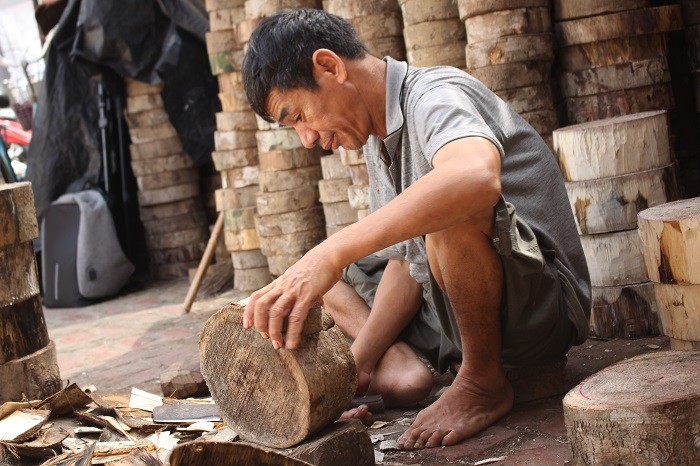Trống được gọt đẽo từ loại gỗ xoan của làng, người thợ tỉ mẩn đục, đẽo khúc gỗ thành hình tròn làm tang trống (Ảnh:V.N)