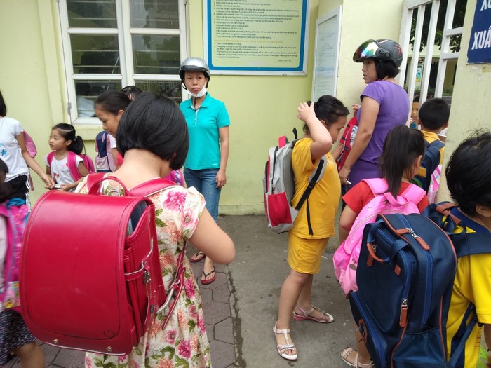 Học sinh trường tiểu học Nghĩa Đô phải đứng chờ ở ngoài nếu như đến sớm hơn 7 giờ sáng (Ảnh:V.N)