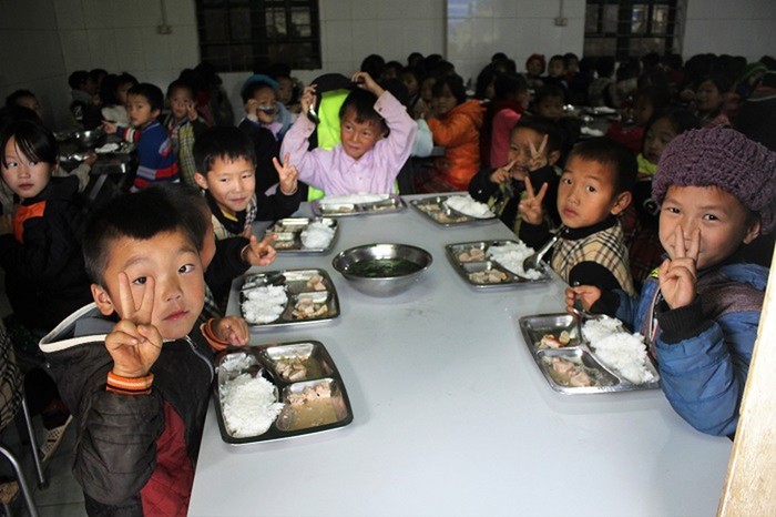 Bữa ăn của học sinh cải thiện về chất và lượng (Ảnh:V.N)