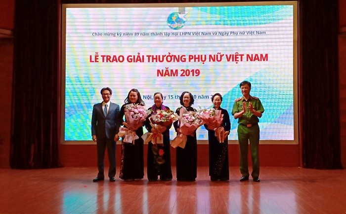 Phó Thủ tướng Vũ Đức Đam chụp hình lưu niệm với lãnh đạo Hội Liên hiệp Phụ nữ Việt Nam (Ảnh:V.N)