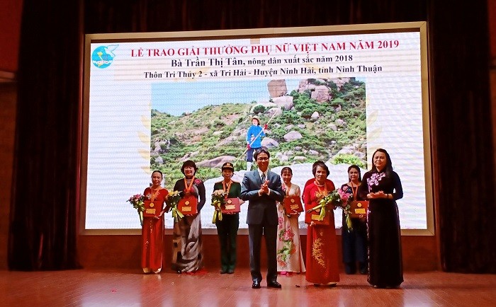Phó Thủ tướng Vũ Đức Đam trao giải thưởng Phụ nữ Việt Nam 2019 cho các cá nhân có thành tích xuất sắc trong các lĩnh vực của đời sống (Ảnh:V.N)