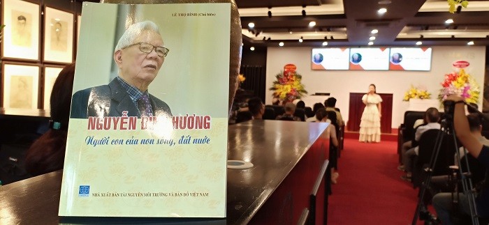 Ra mắt cuốn sách: Nguyễn Đình Hương, người con của non sông, đất nước (Ảnh:V.N)