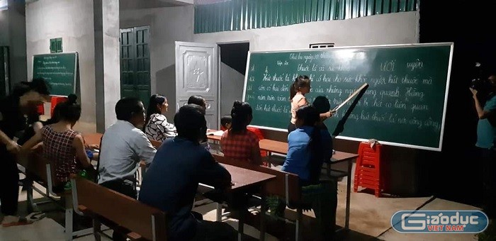 Chị Nống đang dạy chữ cho đồng bào dân tộc Mông (Ảnh:H.H)
