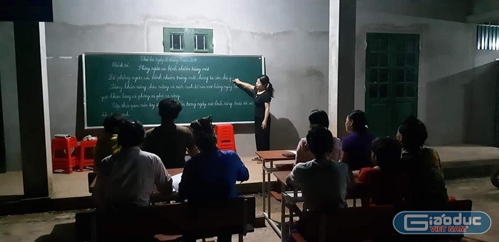 Khung cảnh lớp học ở bản Mông do chị Khuyên đứng lớp (Ảnh:H.H)